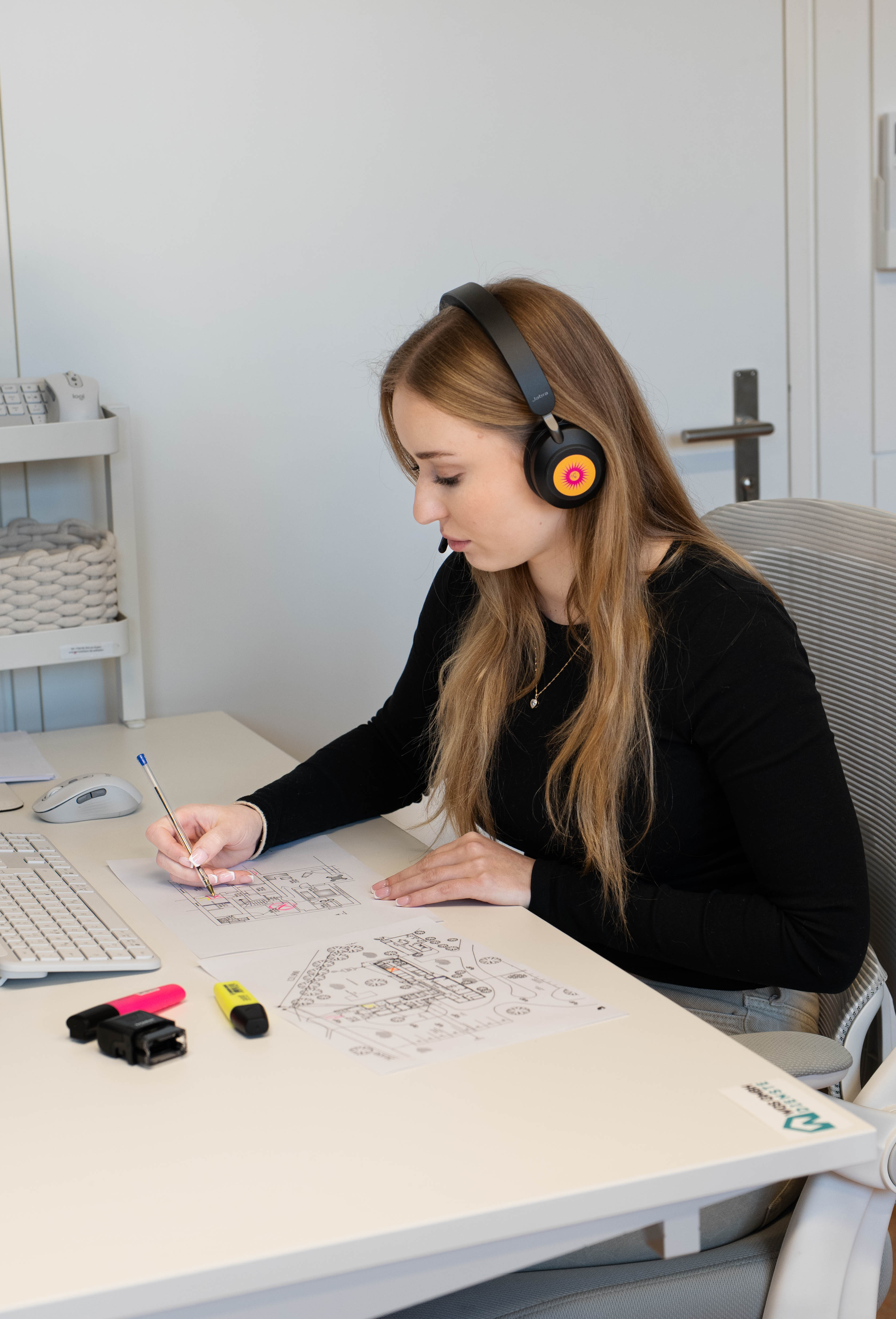 WGS-Projektleiterin bearbeitet Grundrisse mit Markierungen zu festgestellten Brandschutzmängeln